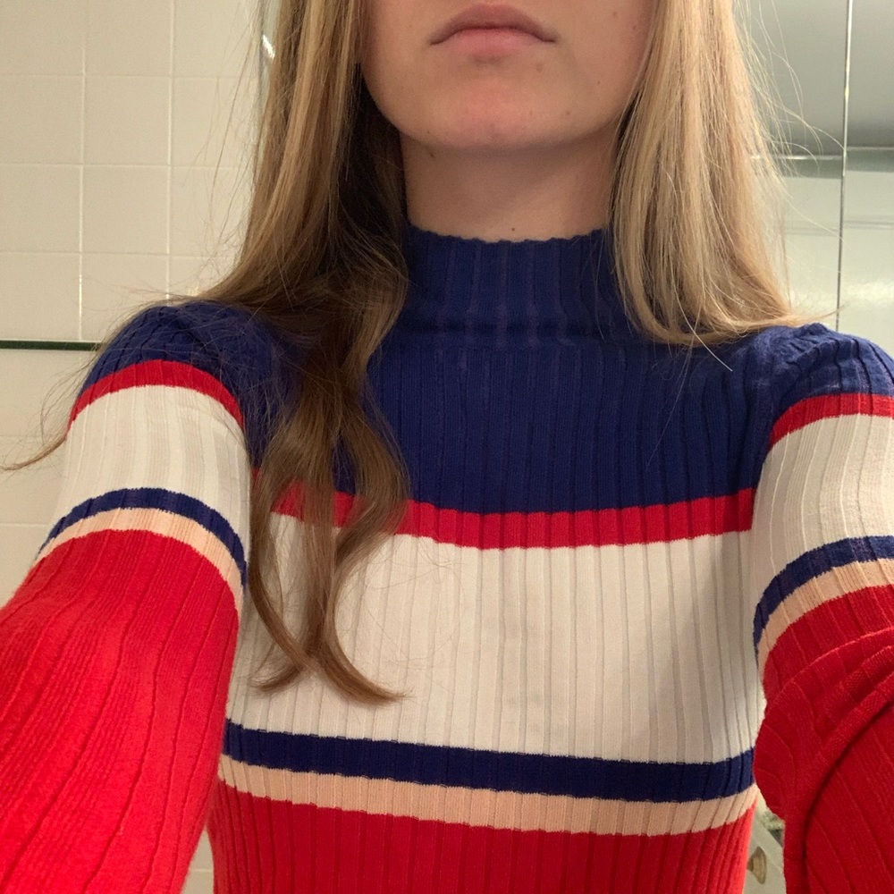 Cute mocked cropped sweater! - Picture 4 of 6